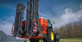 Abonadora neumática suspendida AERO 32.1 durante el transporte