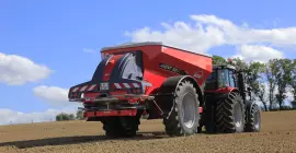 Abonadora AXENT trabajando en el campo