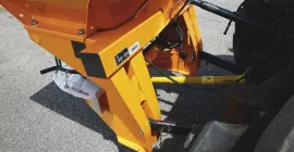 Enganche y chasis del distribuidor AXEO de sal, arena, grava y abono