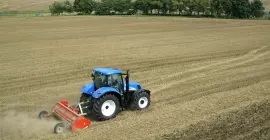 Trituradora de residuos de cultivos BK 320 durante el trabajo