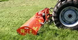 Trituradora para el mantenimiento del paisaje BKE 250 durante el trabajo