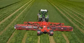 Faucheuse-conditionneuse FC 13460 RA en action