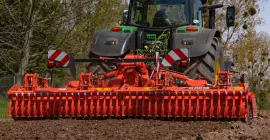 Grada rotativa HR 4530 RCS trabajando. Detalle de los rotores