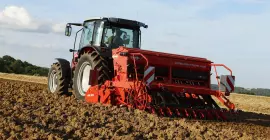 Sembradora mecánica integrada COMBILINER INTEGRA 303 durante el trabajo