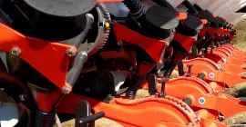 Los 120 kg de presión sobre el suelo aseguran que el elemento de siembra KOSMA permanezca a la profundidad adecuada.