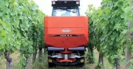 Abonadora MDS 8.2 durante el trabajo en un viñedo con distribución localizada en dos líneas