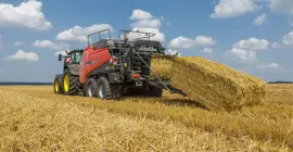 Empacado con la SB 1290 iD en un campo de paja