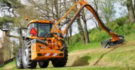 KUHN PRO-LONGER GII 6183/7483 TP and e-TPA Hedge and Grass Cutters with telescopic arm: the extra height you needed!