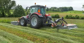 La PZ 3015 segando en combinación con una segadora delantera