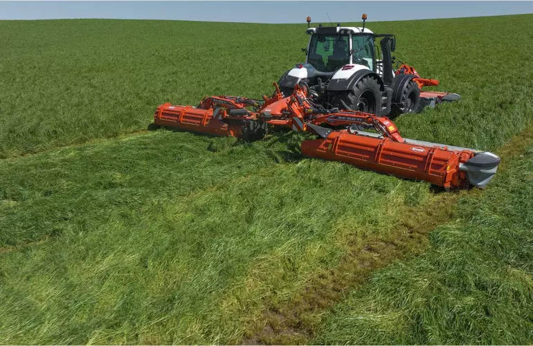 GMD 9530 RV at work in the field