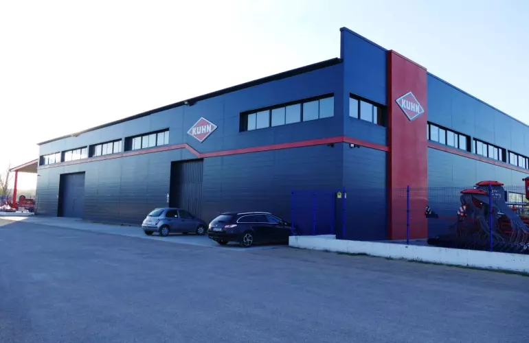 La filial de KUHN Ibérica está ubicada en Huesca, con unas instalaciones de vanguardia diseñadas para satisfacer las necesidades de nuestros clientes 
