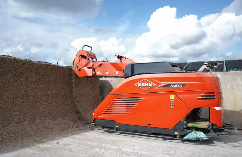 Mezcladora autónoma autopropulsada AURA en funcionamiento en una granja