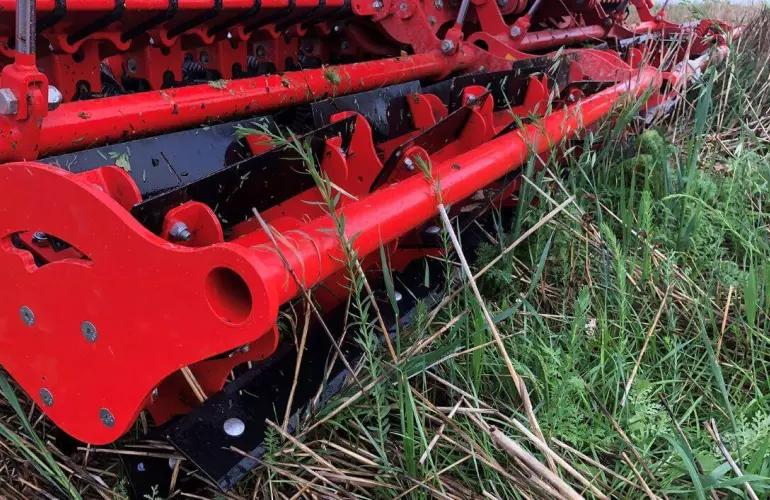 paso de un rodillo de corte que potencia la descomposición al aumentar la laceración de las plantas