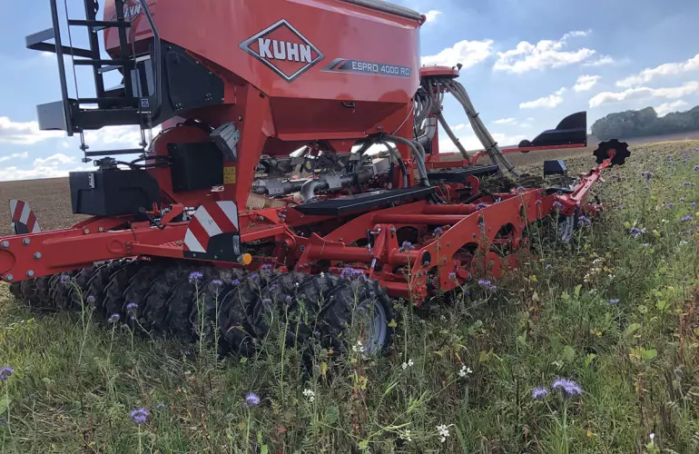 Sembradora neumática de mínimo laboreo ESPRO trabajando en un campo