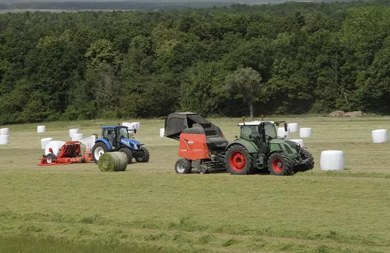 wraping and baling in the field