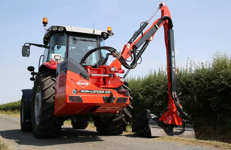 Posición de transporte de la segadora desbrozadora AGRI-LONGER GII de KUHN con seguridad en el pivote