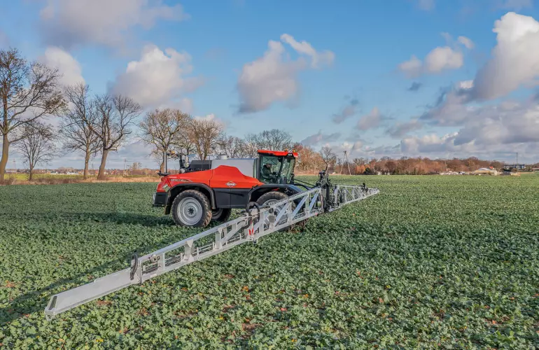 Photo de l'automoteur de pulvérisation ARTEC F40 EVO dans un champ de colza au travail en vue aérienne