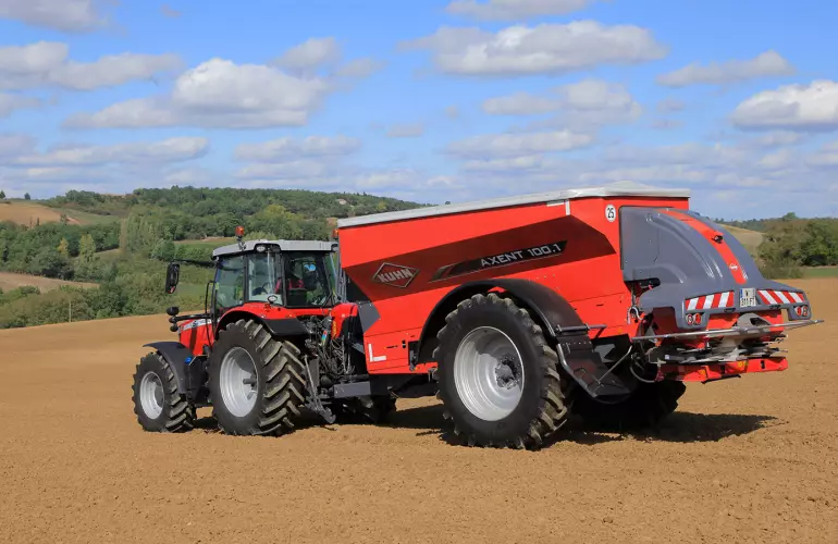 Abonadora AXENT trabajando en el campo