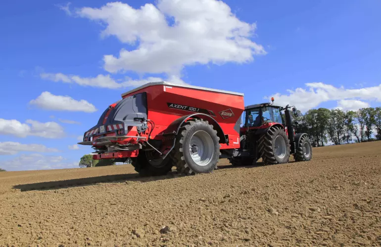 Abonadora AXENT 100.1 durante el trabajo.