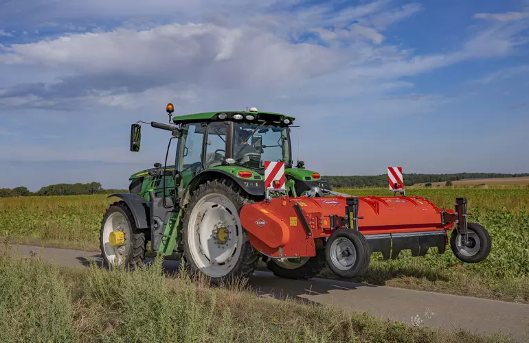 La trituradora BFP 320 durante el transporte en una carretera de Picardía