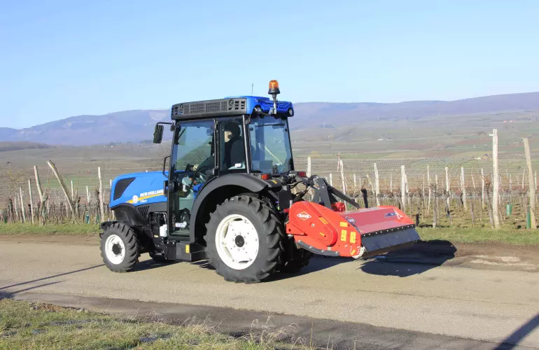 Trituradora de viñedos BV 14 durante el transporte por carretera