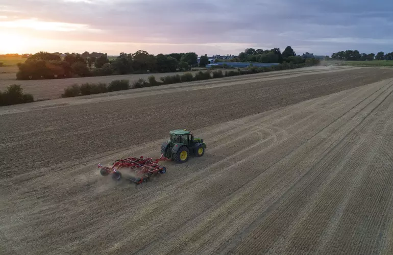 Al igual que el CULTIMER L 300, la gama CULTIMER ofrece una mezcla homogénea de tierra y paja