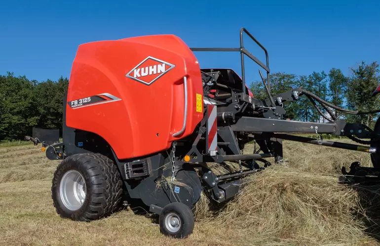 Recogida del forraje de una rotoempacadora de cámara fija FB 3125 de KUHN