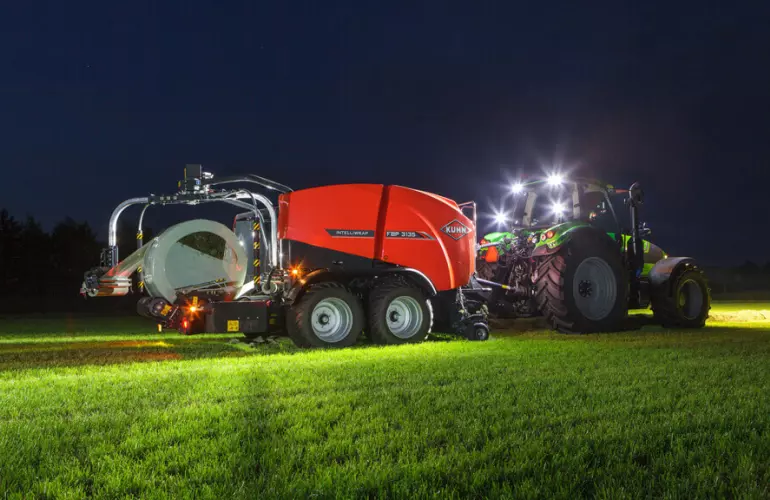 La FBP3135 encintando en 3D una paca en la oscuridad con luces de trabajo