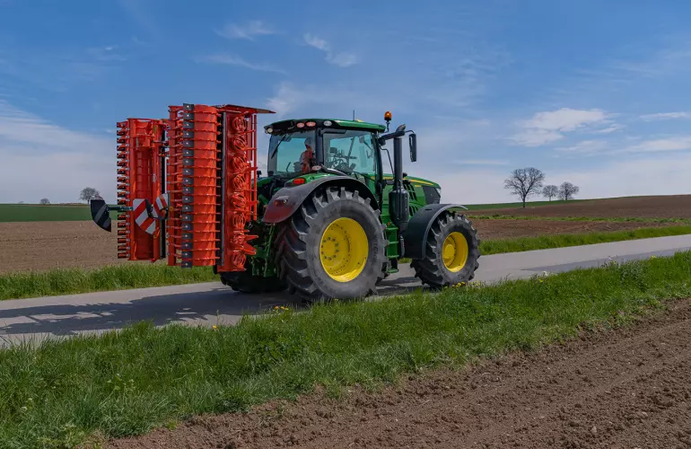 Grada rotativa HR 4530 RCS trabajando