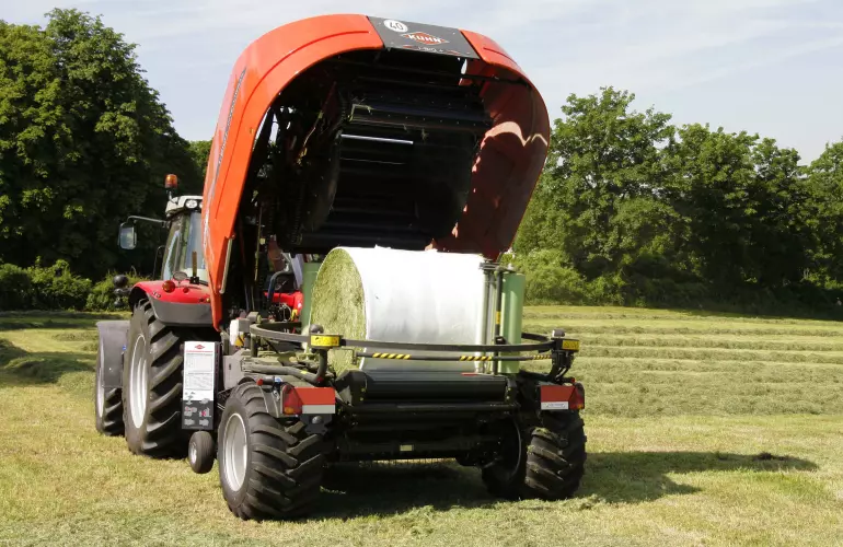 i-BIO+ comienza a encintar una paca con plástico en la cámara de pacas
