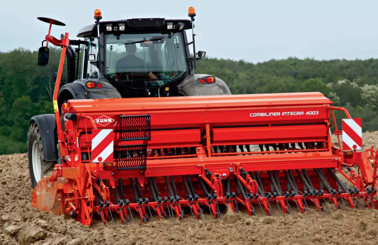 Sembradora mecánica integrada COMBILINER INTEGRA 4003 con la grada rotativa HR 4004 durante el trabajo