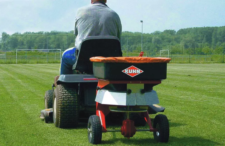 Uso de la carretilla distribuidora K51 de KUHN en verano