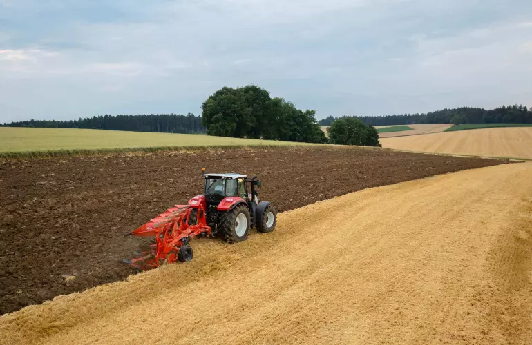Los grandes despejes del arado MASTER 103 ofrecen una capacidad de volteo excepcional.