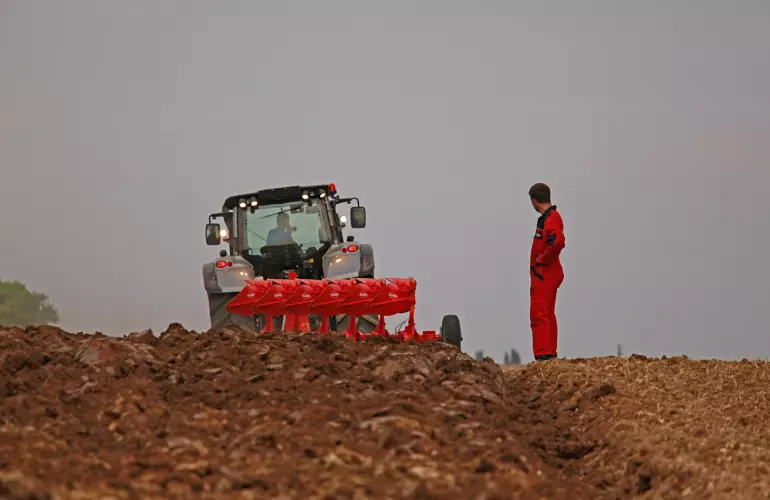 Los arados MASTER 153 son ideales para tractores de 65 a 210 caballos.