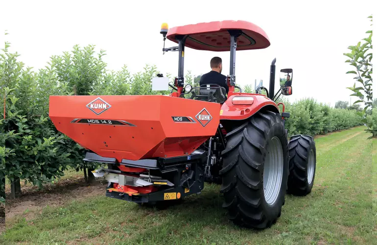 Abonadora MDS 14.2 durante el trabajo en un huerto frutal