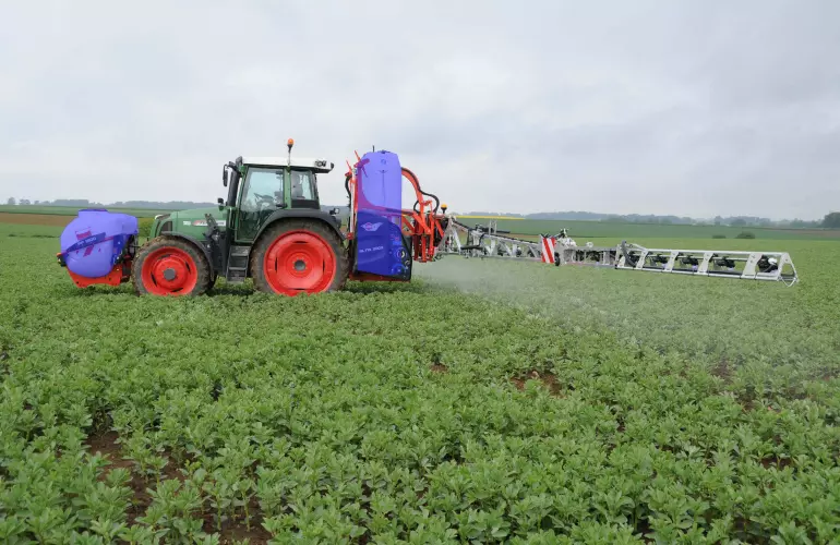 Fácil manejo de los depósitos con un botón desde el interior de la cabina