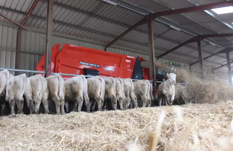 Empajadora distribuidora PRIMOR 15070 M de KUHN en modo empajado