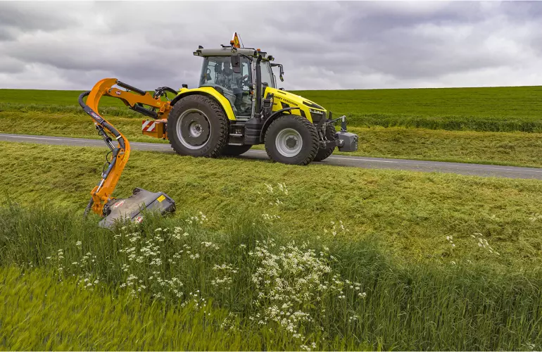 Segadora desbrozadora PRO-LONGER GII 5683 SP de KUHN: visibilidad máxima del brazo semiadelantado OPTIview