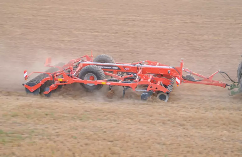 PERFORMER 4000 trabajando con discos, dientes y rodillo