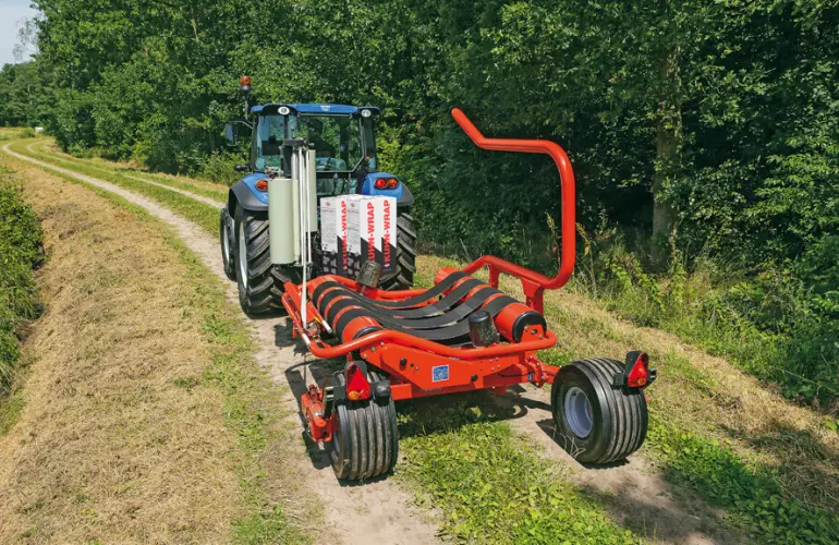 La RW 1610 en posición de transporte en la carretera.