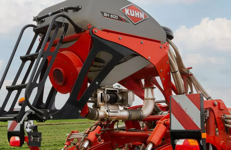 La trémie SH au travail avec un déchaumeur OPTIMER