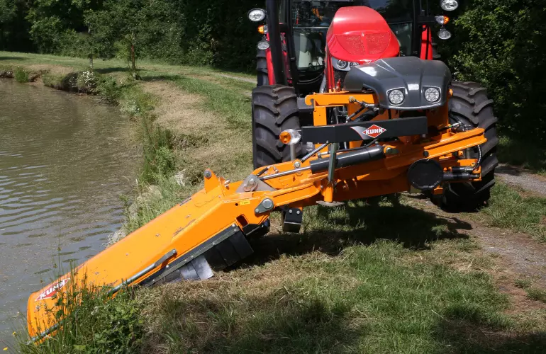 La segadora de arcenes SPRING LONGER Serie 70 trabajando a la orilla de un río