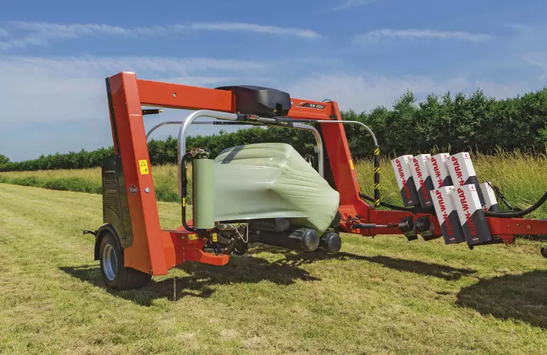 La SW 4014 encintando una paca grande