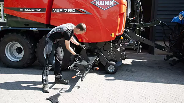 Changement de couteau du système de coupe fine OPTICUT 33 des presses enrubanneuses VB 7100