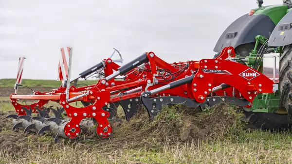 El descompactador trabajando en una parcela