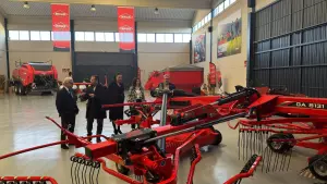 Sala de exposición de las instalaciones de KUHN Ibérica con el consejero de Agricultura de Aragón, Javier Rincón, la alcaldesa de la ciudad de Huesca Lorena Orduna y José Miguel Veintemilla, el Concejal Delegado del Área de Medioambiente y Servicios Generales, Fernando Cuervo, director general de KUHN Ibérica y Alicia De La Fuente, Jefa de marketing de KUHN Ibérica.