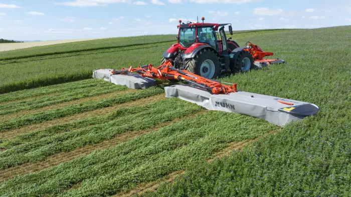 With a working width of 14.50 metres in combination with a 3.10-metre front mower, it is possible to reach outputs of 20 ha/h at 15 kph.