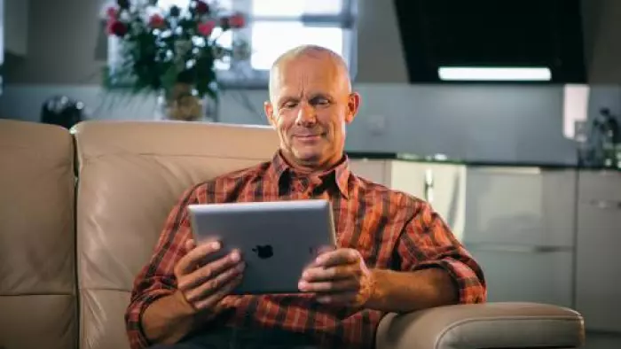 Agricultor utilizando MyKuhn en su tablet