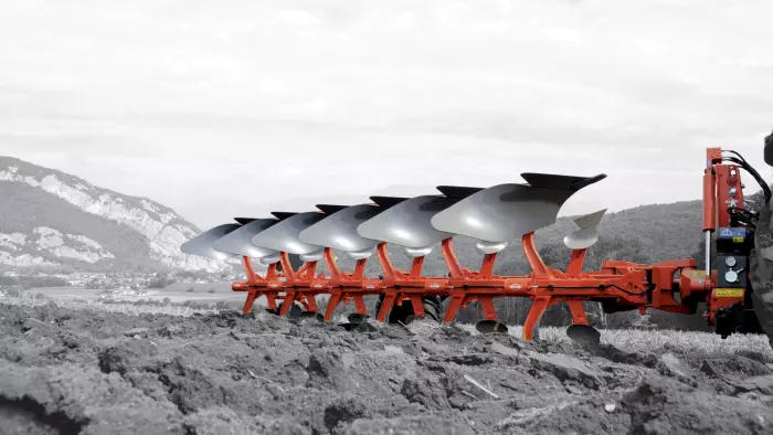 VARI MASTER L at work with SMART PLOUGHING technology