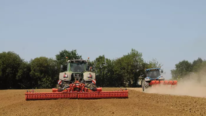 Grada rotativa HR 8040 R trabajando